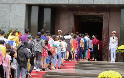 Người dân xếp hàng dài vào Lăng viếng Bác trong ngày Tết Độc lập
