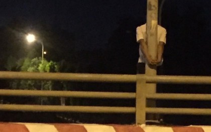 Cảnh sát chộp chân, cứu nam thanh niên định nhảy cầu tự tử ở Hà Nội