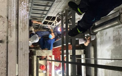 Cảnh sát cứu nam công nhân bị rơi xuống tầng hầm sâu 7 mét