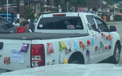 Xe bán tải dán chi chít bánh kẹo chạy khắp phố đính kèm lời kêu gọi đáng yêu