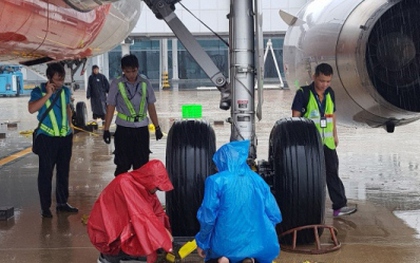 Một máy bay Pacific Airlines mắc kẹt giữa sân bay Đà Nẵng khi bão sắp đổ bộ