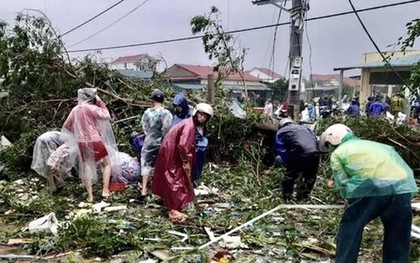 Người dân tìm vàng giúp chủ tiệm sau trận lốc xoáy