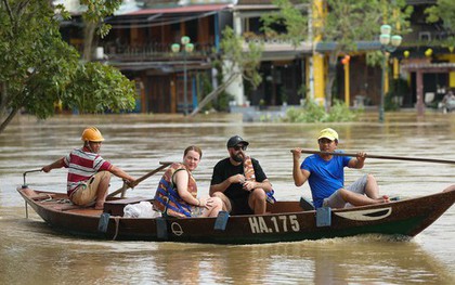 Khách Tây thích thú lội nước lũ, thuê thuyền ngắm Hội An