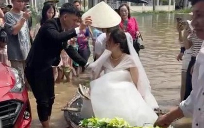 Chú rể ở Nghệ An dùng thuyền rước dâu vào hôn trường