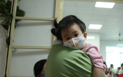 Nhiều bệnh viện ở Hà Nội quá tải bệnh nhi, một bác sĩ chăm 20 trẻ