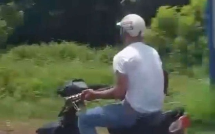 Thanh niên lái xe máy bằng chân, ôm đàn đánh ở Đồng Nai từng đi chữa tâm thần