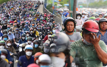 Ảnh: Người dân Hà Nội và TP.HCM mệt mỏi vì tắc đường trong ngày đầu tiên đi làm sau kỳ nghỉ lễ và đưa con đến trường khai giảng