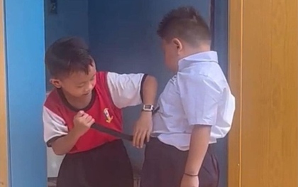 Hành động của hai cậu bé lớp 1 trước cửa nhà vệ sinh khiến dân mạng "tan chảy"