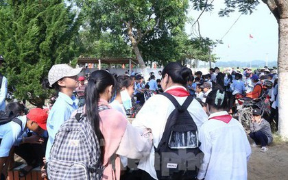 Nghệ An: Hàng trăm phụ huynh phản đối việc sáp nhập trường, không cho con đi học