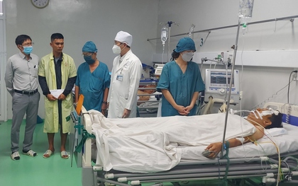 Xe khách chở 33 người lao xuống kênh mương đang thi công
