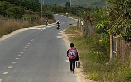 Bé trai đi bộ đến trường được quá giang gợi lại ký ức của nhiều người