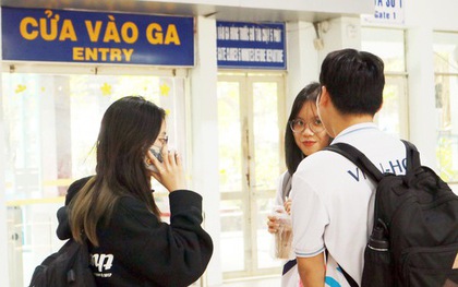 Tàu xe quá tải, sinh viên về Tết sớm