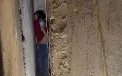 Giải cứu bé gái 9 tuổi rơi từ tầng 2, mắc kẹt giữa khe tường 25 cm