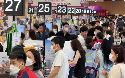 Xếp hàng dài chờ thanh toán lúc 22 giờ đêm tại các siêu thị, TTTM ở Hà Nội những ngày cận Tết