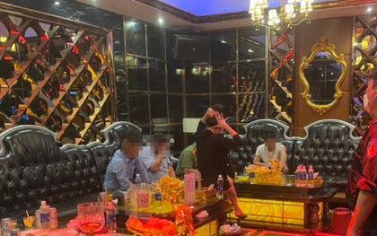 Phát hiện quán karaoke có nhân viên nữ múa thoát y phục vụ khách