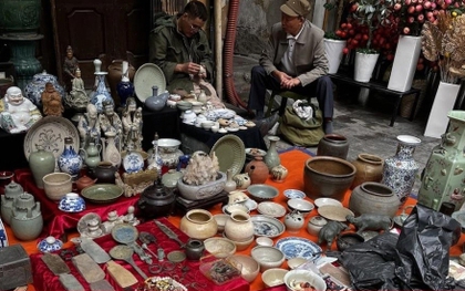 Du xuân Hà Nội: Đi chợ Tết mua đồ cũ