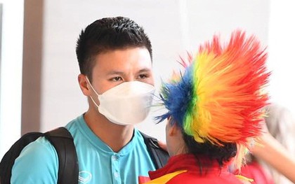 Mẹ Quang Hải ôm con trai động viên trước trận quyết đấu với ĐT Thái Lan