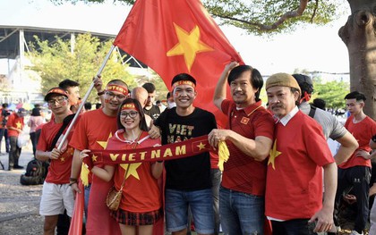 Cổ động viên Việt Nam rực đỏ sân vận động Thammasat, cổ vũ đội tuyển quốc gia trong trận chung kết lượt về