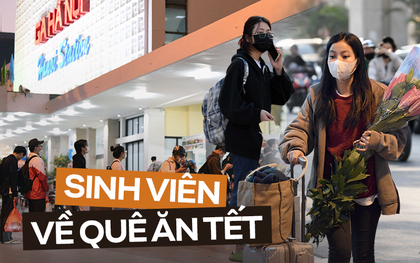 Sinh viên khệ nệ mang đồ về quê ăn Tết: Xếp hàng cả tiếng đồng hồ để lấy vé, đường đi thì tắc "muốn xỉu"!