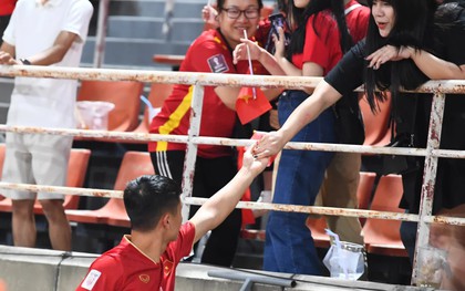 Bùi Tiến Dũng nắm chặt tay vợ, người thân cầu thủ buồn bã sau trận thua ĐT Thái Lan