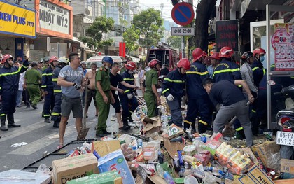 Sập cửa hàng tiện lợi ở TP.HCM, nghi nhiều người mắc kẹt