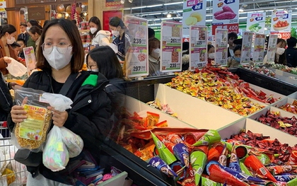 Ra siêu thị mới biết bánh kẹo cân hot thế nào dịp Tết: Người mua đông nườm nượp vì đủ loại, giá thì hợp lý