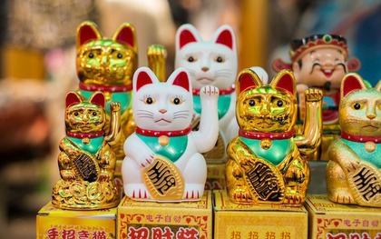 Câu chuyện thú vị về nguồn gốc ra đời tượng mèo Maneki-neko may mắn nổi tiếng của Nhật Bản