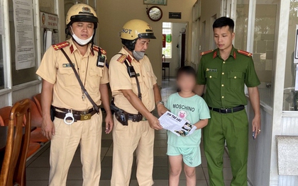 CSGT TP.HCM giúp đỡ bé gái đi lạc trong dịp Tết Dương lịch tìm gia đình