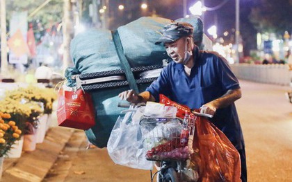 Không có nhà để về, người vô gia cư co ro trong đêm Sài Gòn ngày cận Tết