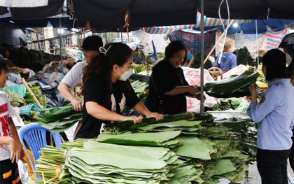 Chợ lá dong lâu đời nhất Hà Nội nhộn nhịp từ sáng đến tối