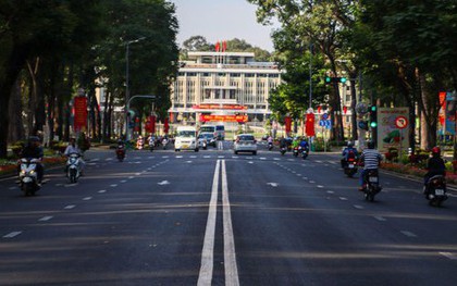 Thành phố Hồ Chí Minh vắng vẻ vào sáng 30 Tết