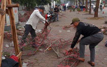 Tiểu thương bẻ đào, vặt nụ sau khi bị ép giá chiều 30 Tết