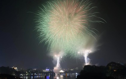 Pháo hoa rực rỡ bầu trời chào đón năm mới Quý Mão 2023