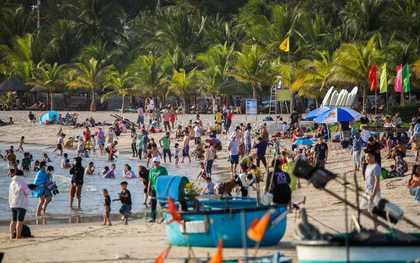 Bãi biển Phan Thiết đông đúc du khách vào mùng 2 Tết Quý Mão