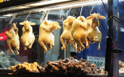 Người dân TP.HCM xếp hàng mua gà cúng tiễn đưa ông bà