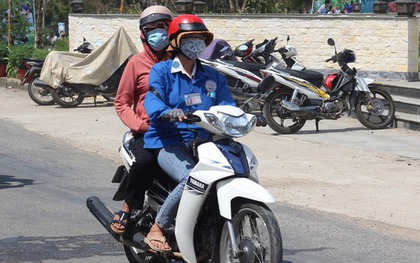 Xe ôm hốt bạc nhờ du khách rủ nhau lên "nóc nhà" miền Tây