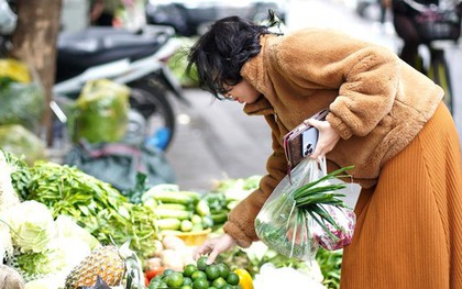 Chợ mùng Ba Tết nhộn nhịp: Lễ cúng hóa vàng, rau xanh đắt khách