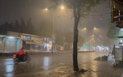 Chiều tối mùng 3 Tết: mưa to bất thường, cảnh báo ngập ở TP.HCM, Bình Dương
