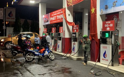 Hai cây xăng ngưng bán ở TP.HCM là do... ngân hàng nghỉ Tết