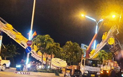 Sập cổng chào Tết ở TP Nha Trang, giao thông ách tắc nghiêm trọng