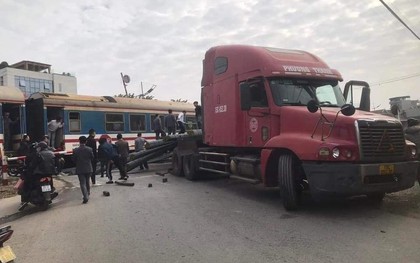 Tài xế xe đầu kéo rời khỏi hiện trường sau vụ va chạm với tàu khách SE5 tại Thường Tín