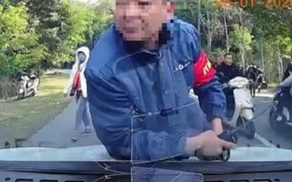 Tạm đình chỉ nhân viên bảo vệ nhảy lên nắp ca pô xe của du khách ở Yên Tử