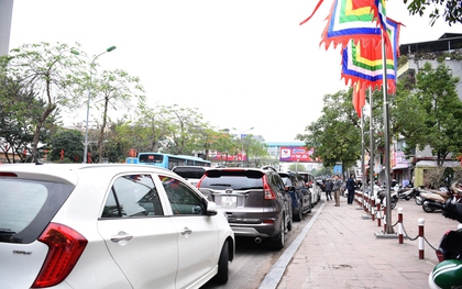 Hỗn loạn dịch vụ trông giữ xe xung quanh các đền, chùa đầu xuân mới