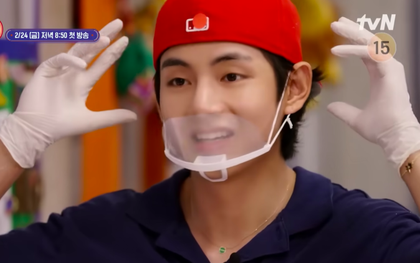 V (BTS) lộ tạo hình đầu bếp trong show thực tế mới, trùm kín bưng liệu fan có nhận ra?