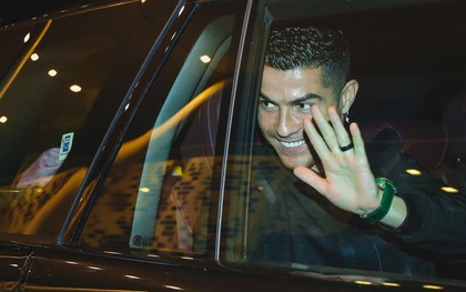 Ronaldo rạng rỡ đến Saudi Arabia, 100.000 người tranh mua vé xem CR7 ra mắt