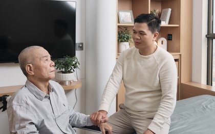 Khoảnh khắc ấm lòng: Bố bị bệnh Parkinson xuýt xoa vì món quà đặc biệt của con trai