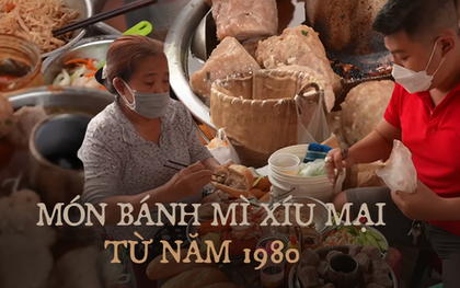 Hàng bánh mì xíu mại có tuổi đời hơn 40 năm khiến chàng du khách Mỹ mê mẩn, mua nhiều đến nỗi chủ quán quen mặt