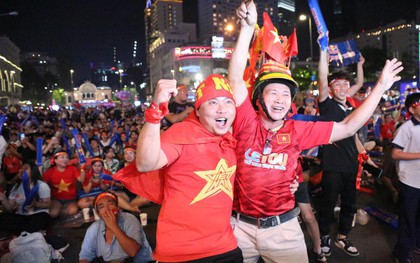 CĐV ở TP.HCM ôm nhau nhảy múa mừng chiến thắng 3-0 của ĐT Việt Nam trước Myanmar