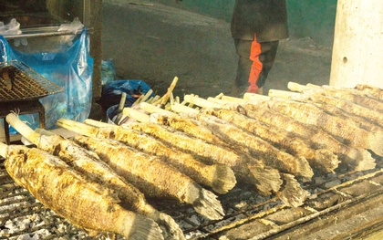 TP.HCM: Phố cá lóc tấp nập, nhiều cửa hàng nướng 4.000 con cá để bán ngày vía Thần Tài