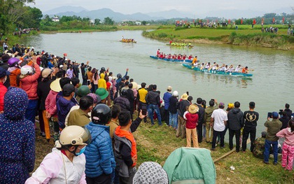 Hàng nghìn người chen chân xem đua ghe tại lễ hội đình làng cổ hơn 500 tuổi